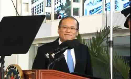 Only four out of every ten Filipinos like President Aquino to stay in Malacanang