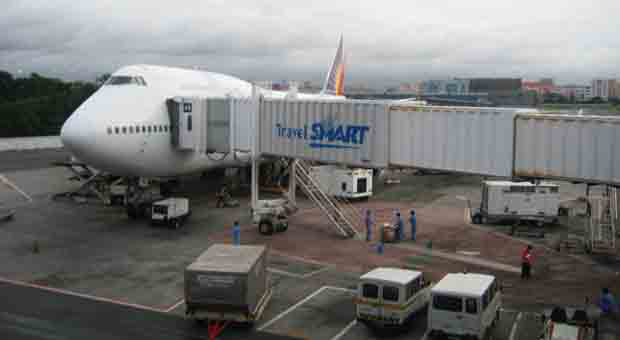 2016_1203_pal-plane-on-ramp.  A Philippine Airline plane loading cargo, passenger baggage