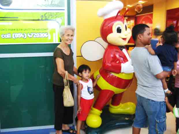 Wow Netizens react to Jollibee valentine series with mixed emotions