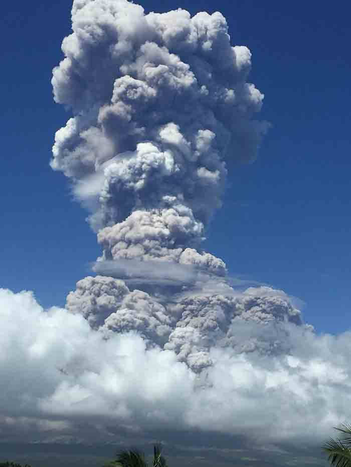 Mayon erupts anew,  residents cower in fear, awed by its beauty!