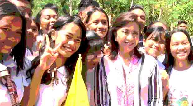 VPOP Leni Robredo with students of Santa Maria National High School in Barangay Concepcion Norte, Santa Maria town of Romblon province.
