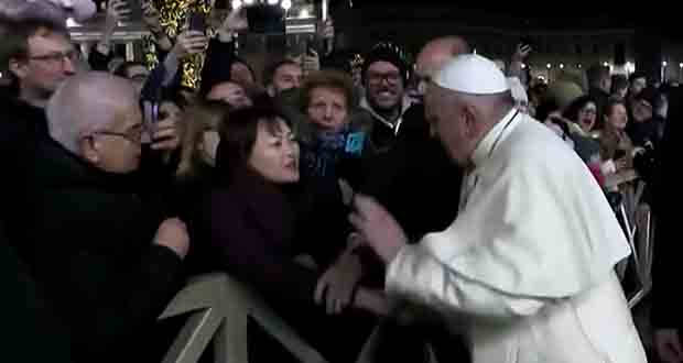 Pop[e Francis slaps womans hand